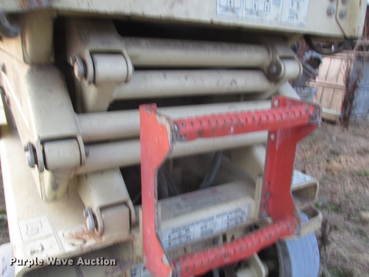image for item DJ5829 2000 JLG 2032E2  scissor lift