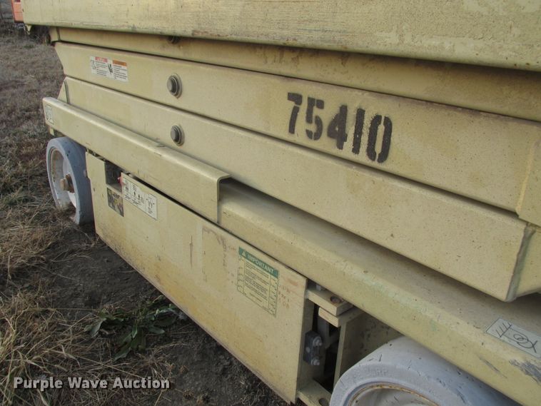 image for item DJ5829 2000 JLG 2032E2  scissor lift