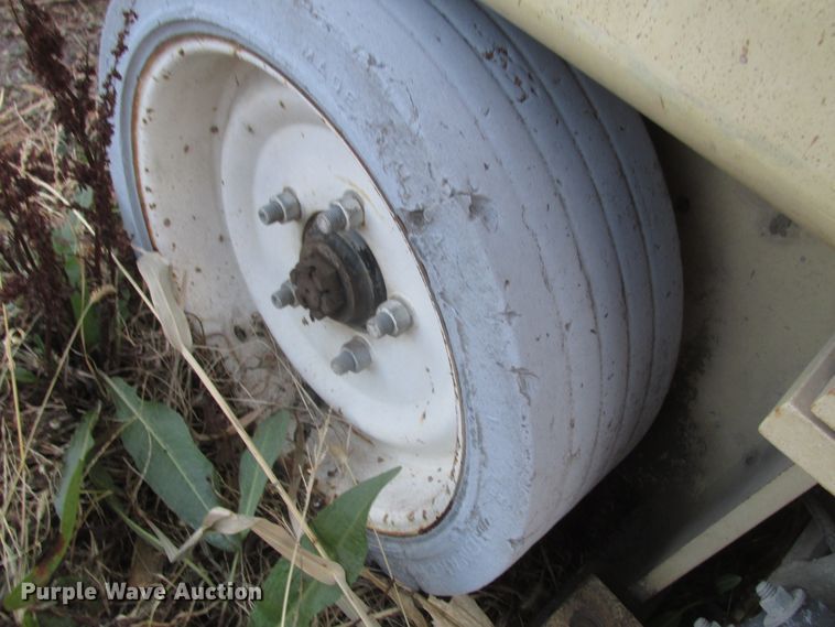 image for item DJ5829 2000 JLG 2032E2  scissor lift