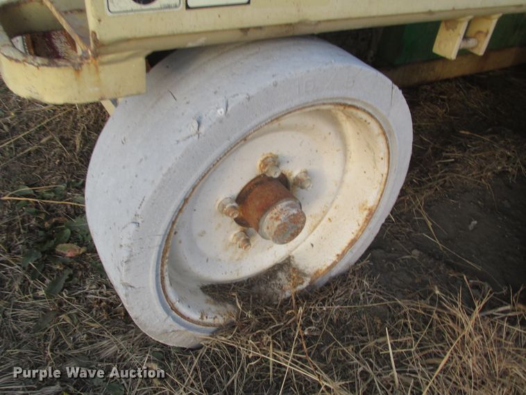 image for item DJ5829 2000 JLG 2032E2  scissor lift