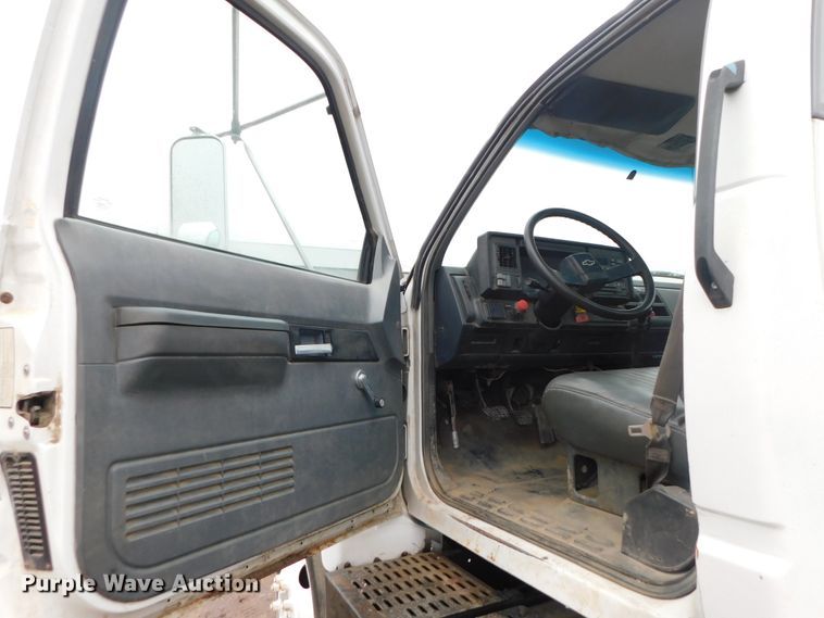 image for item DJ5839 1996 GMC TopKick  truck cab and chassis