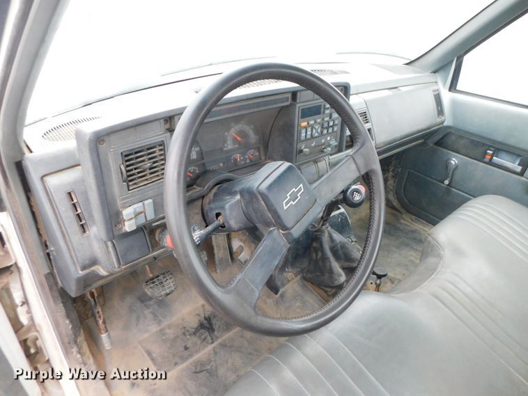 image for item DJ5839 1996 GMC TopKick  truck cab and chassis