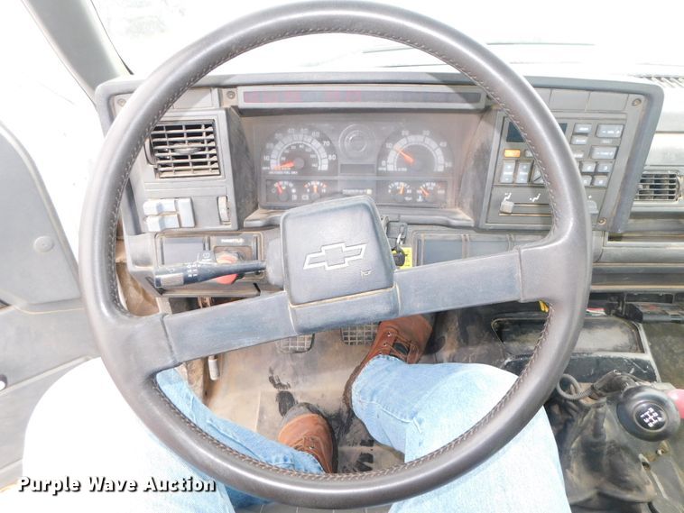 image for item DJ5839 1996 GMC TopKick  truck cab and chassis