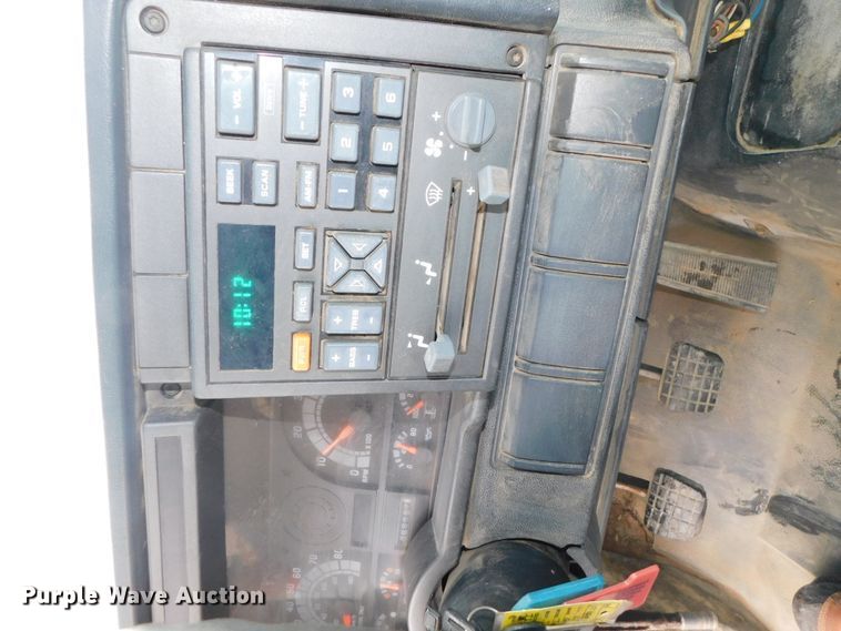 image for item DJ5839 1996 GMC TopKick  truck cab and chassis