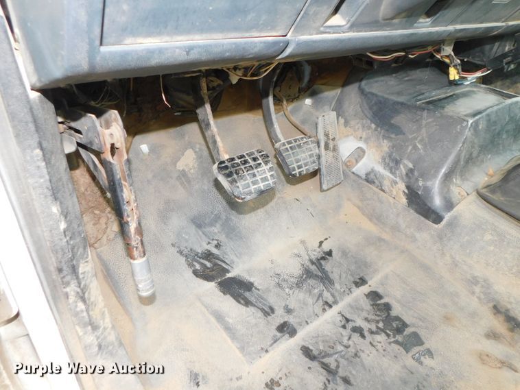 image for item DJ5839 1996 GMC TopKick  truck cab and chassis