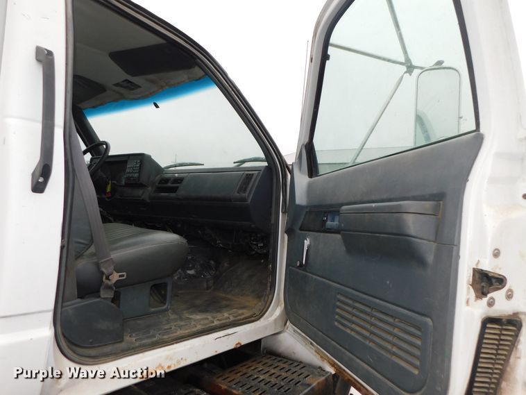 image for item DJ5839 1996 GMC TopKick  truck cab and chassis