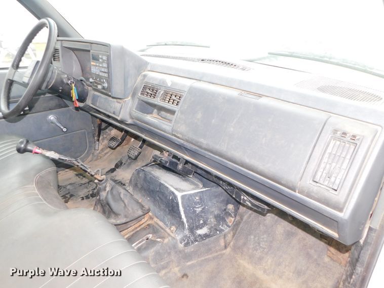 image for item DJ5839 1996 GMC TopKick  truck cab and chassis