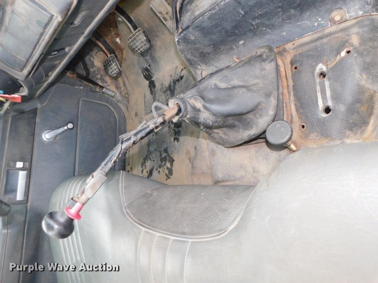 image for item DJ5839 1996 GMC TopKick  truck cab and chassis