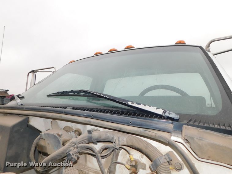 image for item DJ5839 1996 GMC TopKick  truck cab and chassis