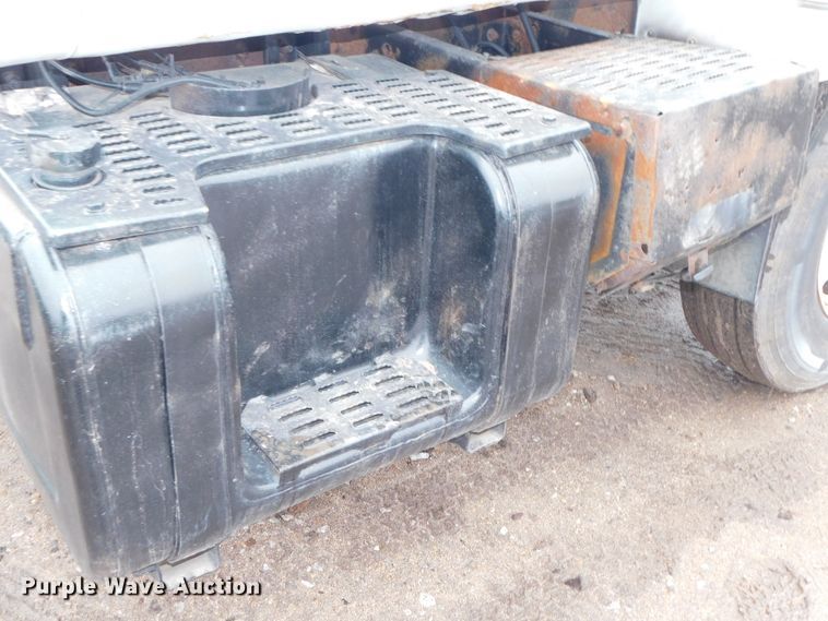 image for item DJ5839 1996 GMC TopKick  truck cab and chassis