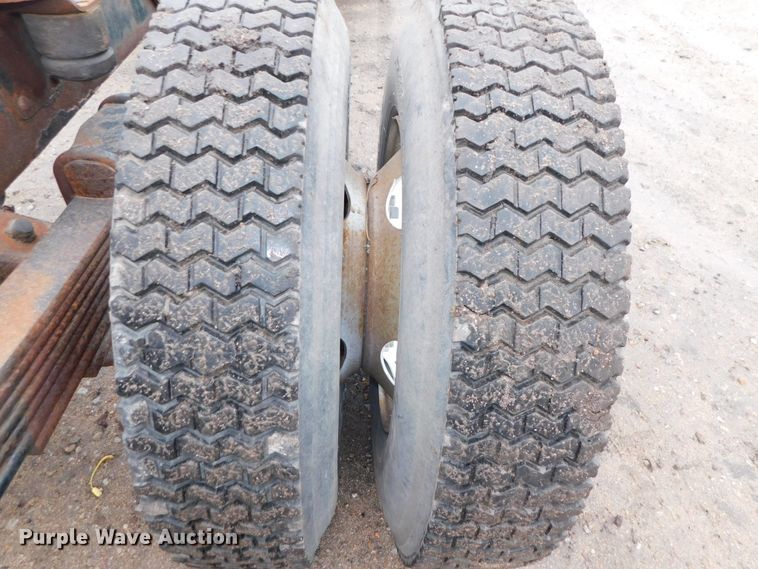 image for item DJ5839 1996 GMC TopKick  truck cab and chassis