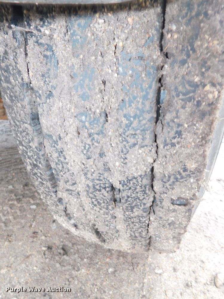 image for item DJ5839 1996 GMC TopKick  truck cab and chassis