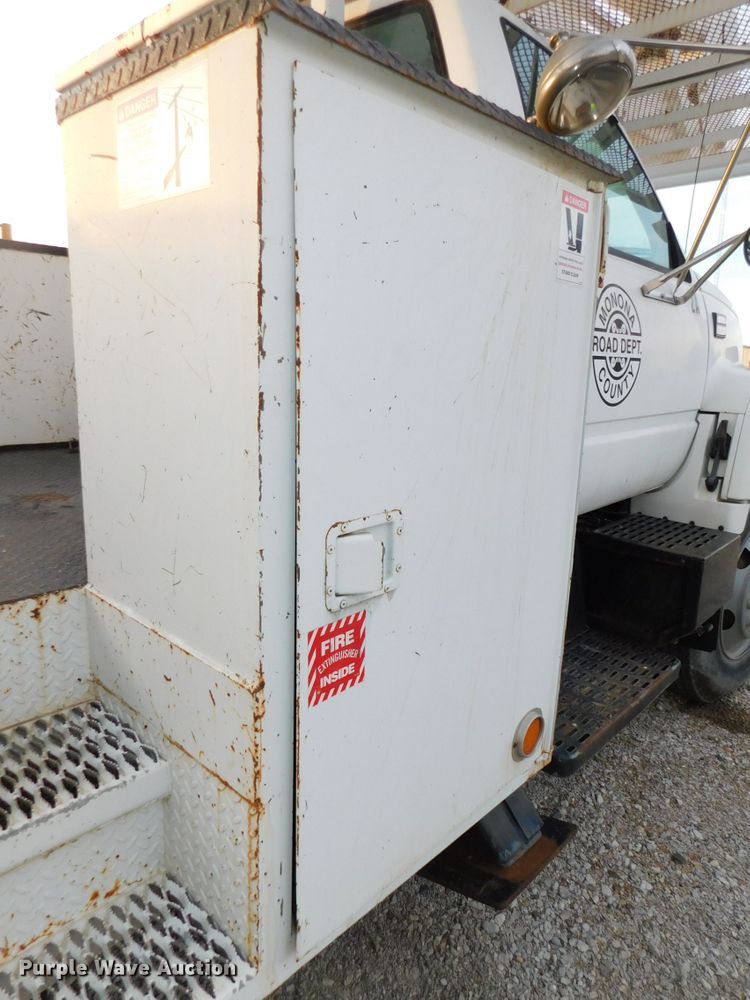 image for item DJ5849 2001 GMC C7500  forestry bucket truck