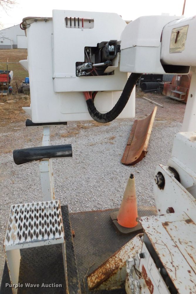 image for item DJ5849 2001 GMC C7500  forestry bucket truck