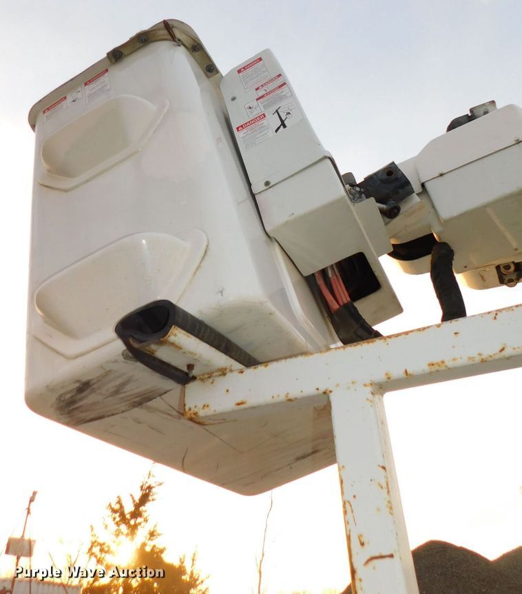 image for item DJ5849 2001 GMC C7500  forestry bucket truck