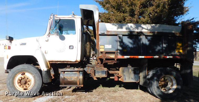 image for item DJ5854 1993 Ford L7000  dump truck