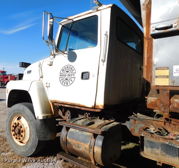 image for item DJ5854 1993 Ford L7000  dump truck