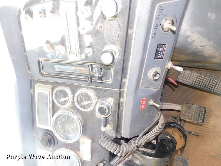 image for item DJ5854 1993 Ford L7000  dump truck