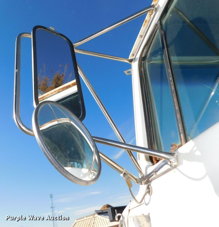 image for item DJ5854 1993 Ford L7000  dump truck