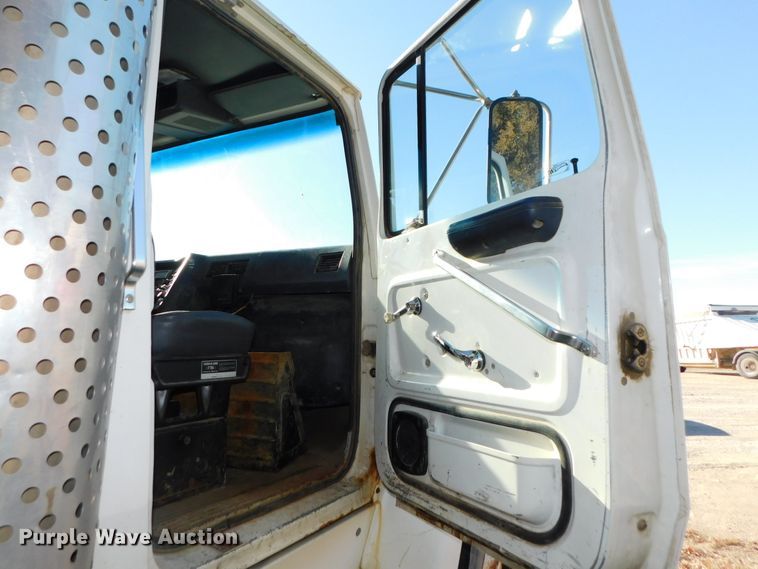 image for item DJ5854 1993 Ford L7000  dump truck