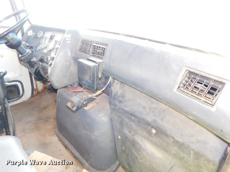 image for item DJ5854 1993 Ford L7000  dump truck