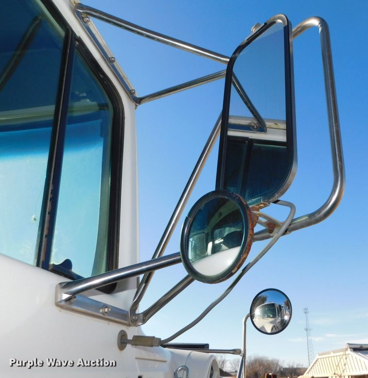 image for item DJ5854 1993 Ford L7000  dump truck