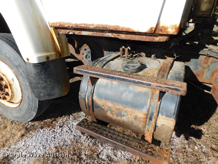 image for item DJ5854 1993 Ford L7000  dump truck