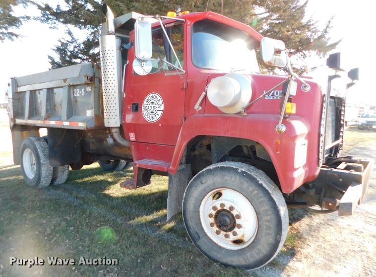 image for item DJ5855 1993 Ford L7000  dump truck