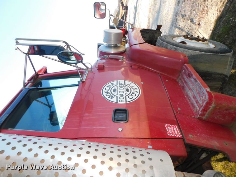 image for item DJ5855 1993 Ford L7000  dump truck