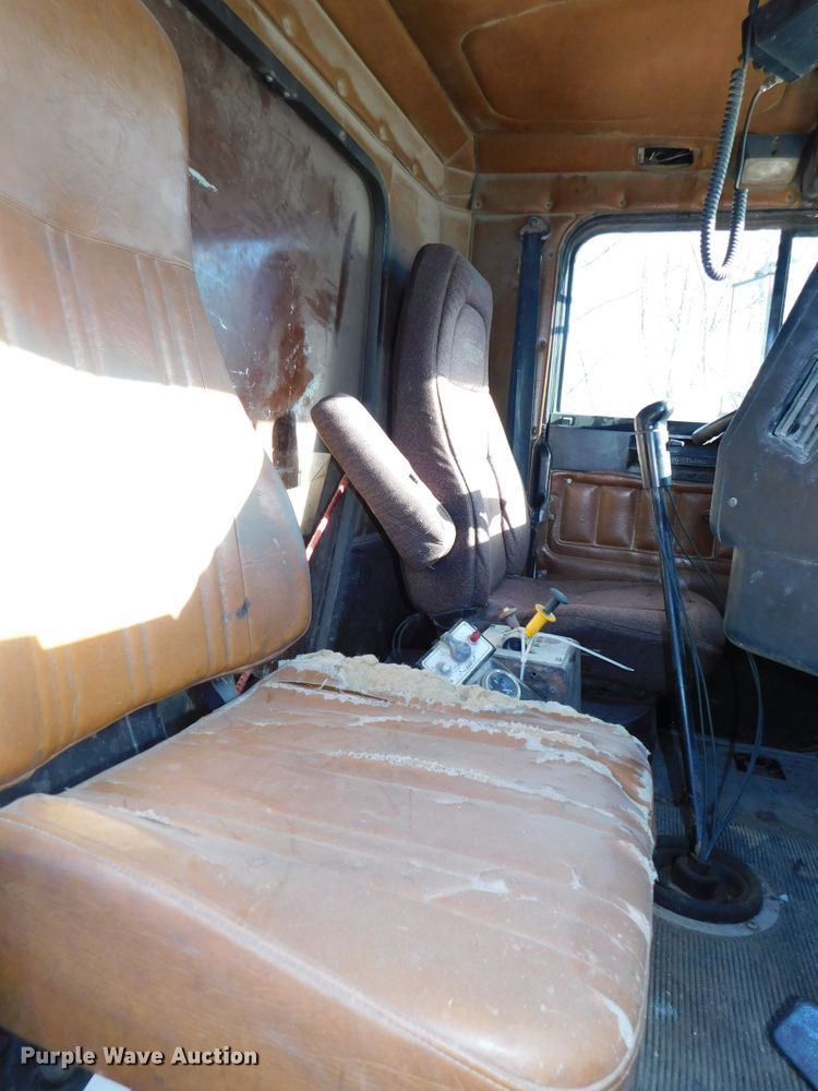 image for item DJ5879 1991 Freightliner FLD120  dump truck