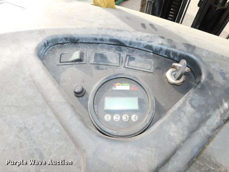 image for item DJ5883 2002 Hyster E40HSD  forklift