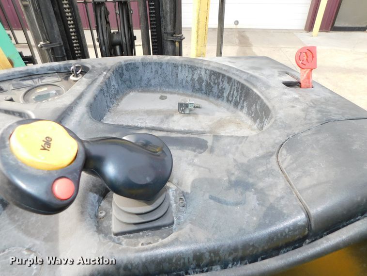 image for item DJ5883 2002 Hyster E40HSD  forklift