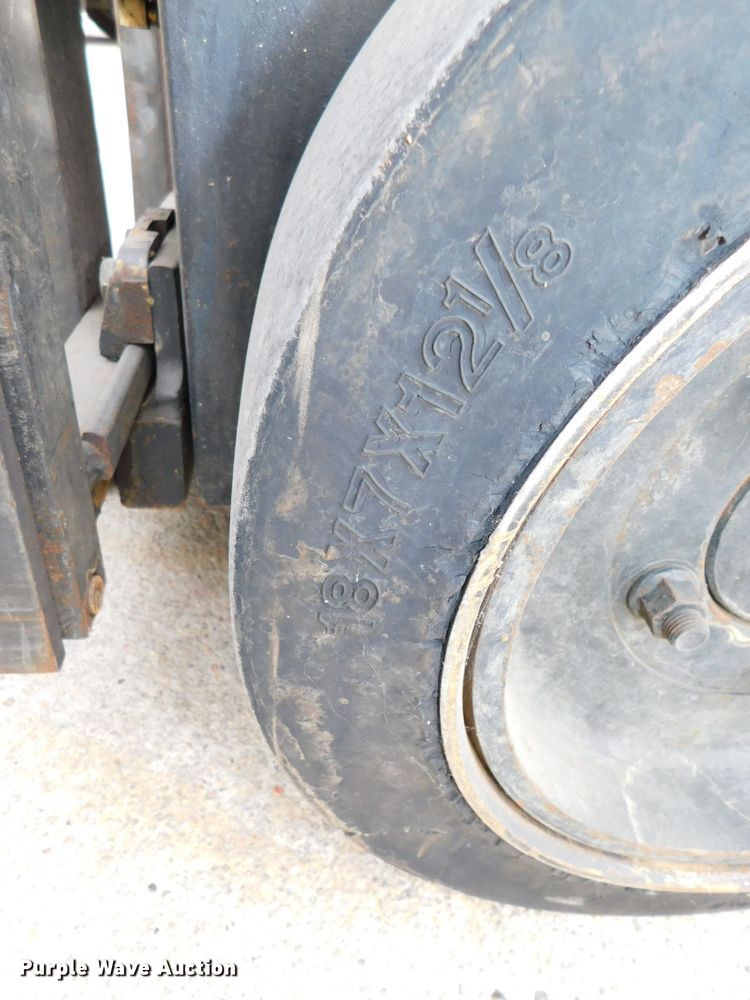 image for item DJ5883 2002 Hyster E40HSD  forklift