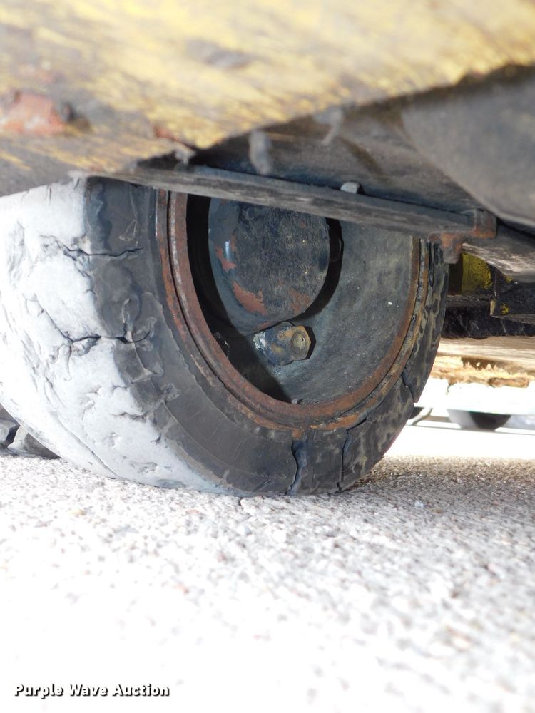 image for item DJ5883 2002 Hyster E40HSD  forklift