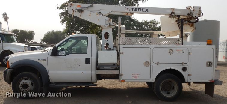 image for item DJ6504 2006 Ford F450 Super Duty  bucket truck
