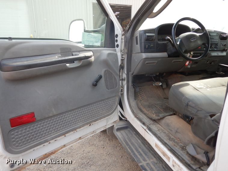 image for item DJ6504 2006 Ford F450 Super Duty  bucket truck