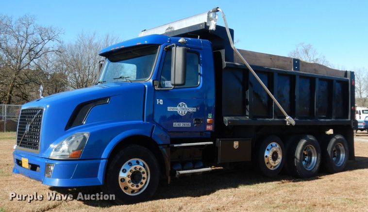 image for item DJ6733 2006 Volvo VN  dump truck