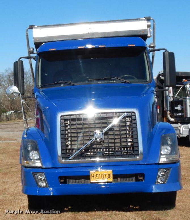 image for item DJ6733 2006 Volvo VN  dump truck