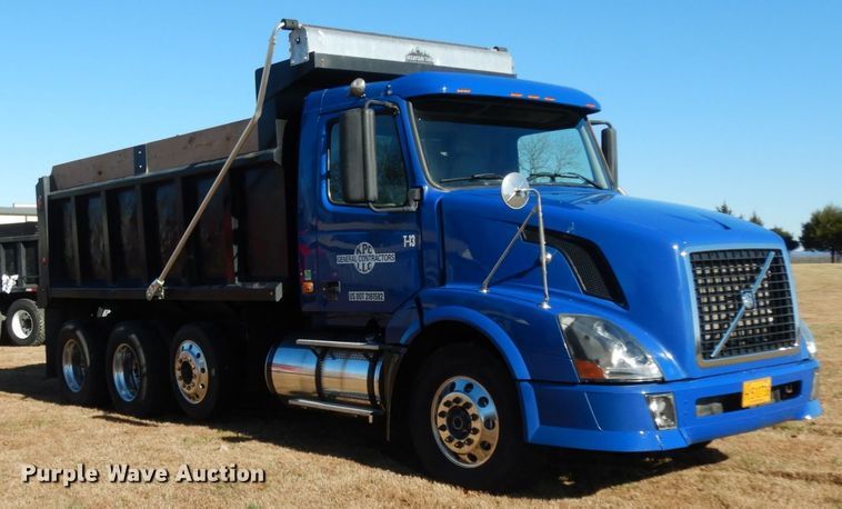 image for item DJ6733 2006 Volvo VN  dump truck