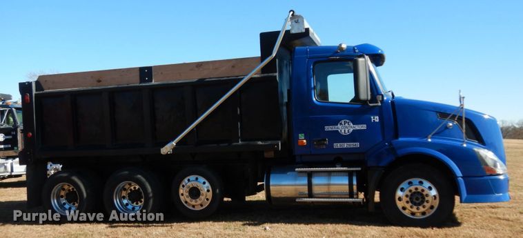 image for item DJ6733 2006 Volvo VN  dump truck