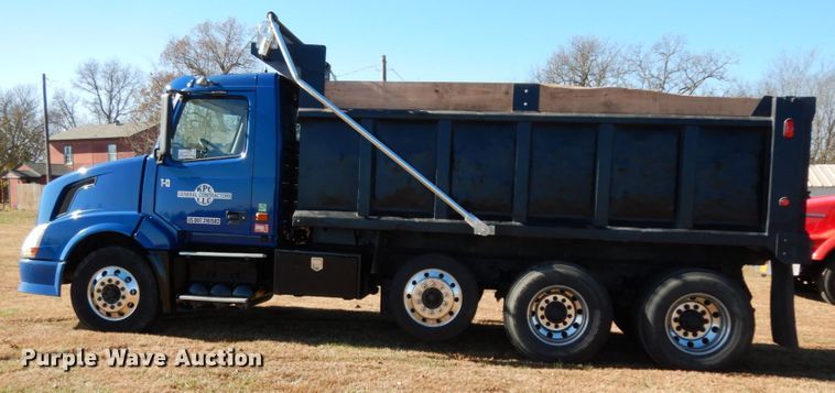 image for item DJ6733 2006 Volvo VN  dump truck