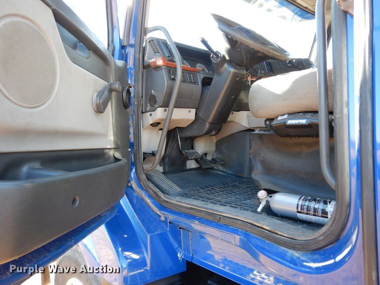 image for item DJ6733 2006 Volvo VN  dump truck