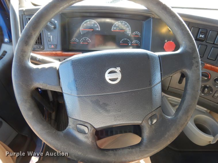 image for item DJ6733 2006 Volvo VN  dump truck