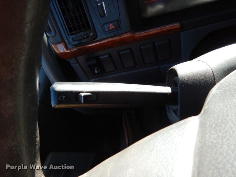 image for item DJ6733 2006 Volvo VN  dump truck