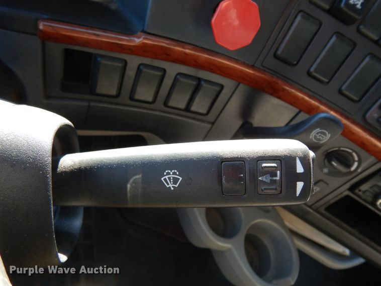 image for item DJ6733 2006 Volvo VN  dump truck