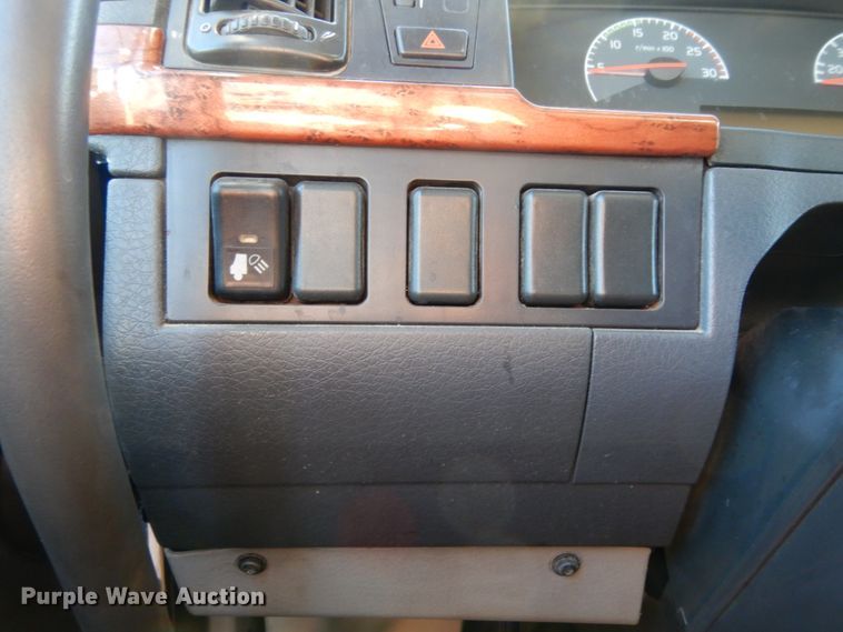 image for item DJ6733 2006 Volvo VN  dump truck