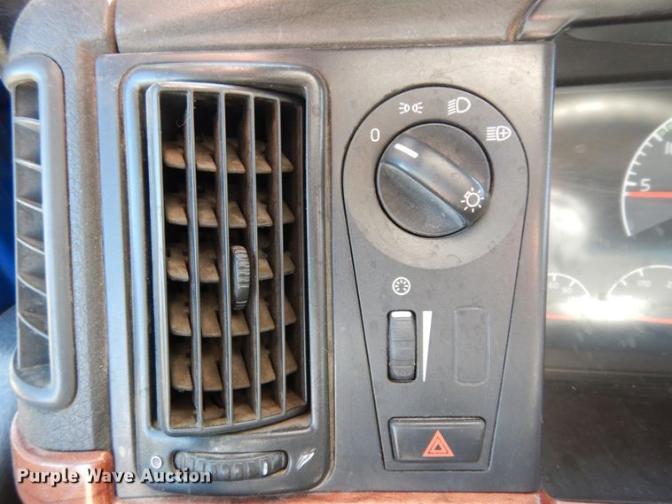 image for item DJ6733 2006 Volvo VN  dump truck