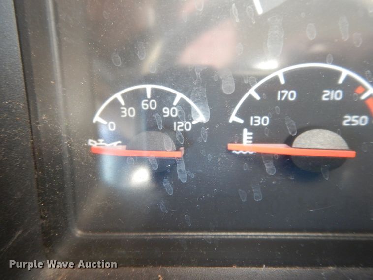 image for item DJ6733 2006 Volvo VN  dump truck