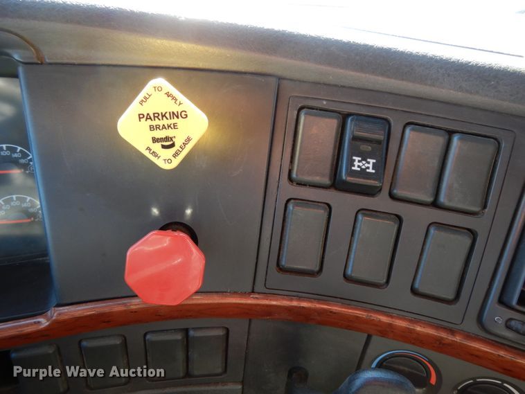 image for item DJ6733 2006 Volvo VN  dump truck