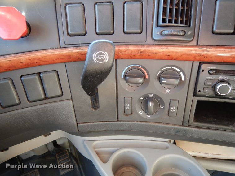 image for item DJ6733 2006 Volvo VN  dump truck